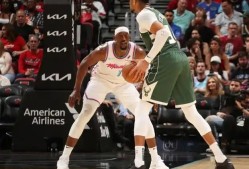 爱游戏-巴特勒重返赛场，险胜首场状态出色，曼联观众沸腾！