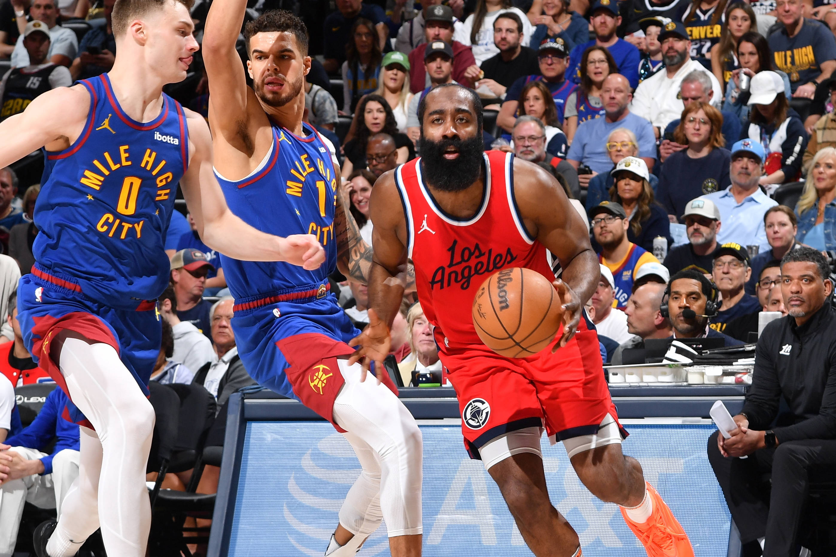 哈登回归赛场，逆转首场状态亮眼，篮网观众沸腾！的简单介绍